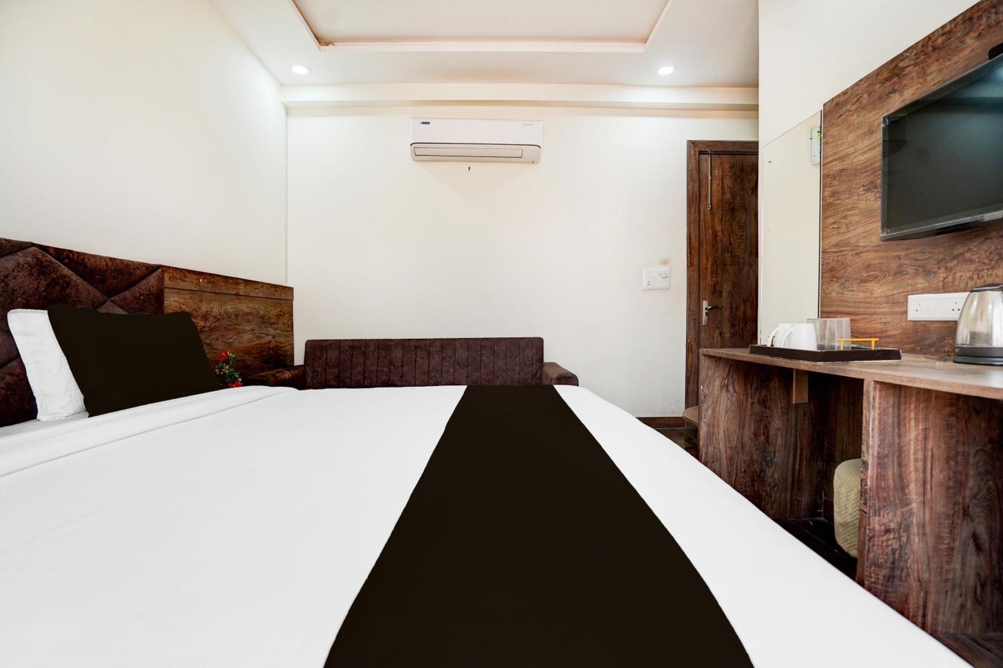 Super Townhouse Taj Nagri Basai Formerly Royal Empire Tājganj Exteriör bild